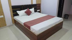 Ένα ή περισσότερα κρεβάτια σε δωμάτιο στο Collection O Lokmanya Nagar Metro Station Formerly Hotel Siddhivinayak