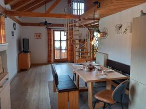 a dining room with a wooden table and chairs at Ferienhaus Heuberger in Tännesberg