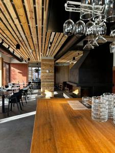 ein Esszimmer mit einem Holztisch und Stühlen in der Unterkunft Vila Plamenac in Divčibare