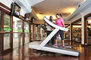 ナイロビにあるSafari Park Hotelの体育館のトレッドミルの男女