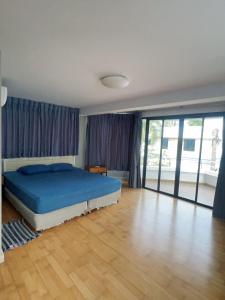 Postel nebo postele na pokoji v ubytování Navaphirom Resort Cha am