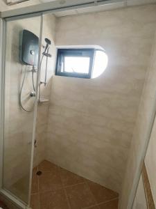 Koupelna v ubytování Navaphirom Resort Cha am