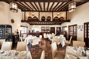 ナイロビにあるSafari Park Hotelのダイニングルーム(白いテーブル、白い椅子付)