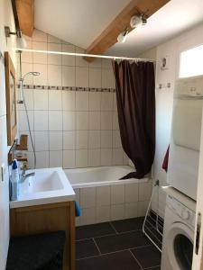 Et badeværelse på Maison familiale spacieuse à Les Sables-d'Olonne