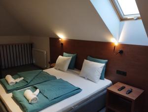 ein Schlafzimmer mit einem großen Bett mit zwei Kissen in der Unterkunft Vila Plamenac in Divčibare