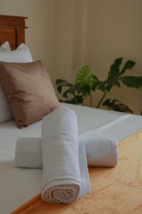 un asciugamano arrotolato sopra un letto di Moon&Back Homestay a Galle