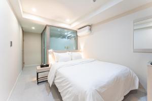 a bedroom with a white bed and a window at 스테이쉼 발산 in Seoul
