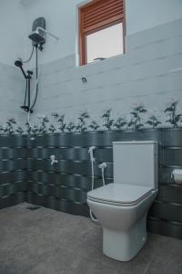 bagno con servizi igienici e videocamera sul muro di Moon&Back Homestay a Galle Altre 15 foto