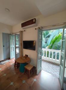 TV a/nebo společenská místnost v ubytování Studio Apartment jungle view 2minutes drive to the beach