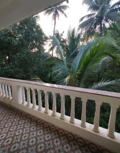 Balkón nebo terasa v ubytování Studio Apartment jungle view 2minutes drive to the beach