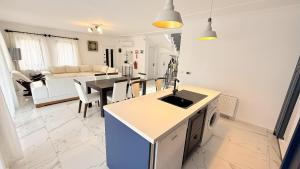 eine Küche und ein Wohnzimmer mit Tisch und Stühlen in der Unterkunft Family- Pool- Bbq- Sleeps 8- Parking- w Air Con in Dalyan