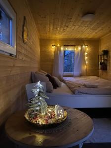 ein Zimmer mit 2 Betten und einem Weihnachtsbaum auf einem Tisch in der Unterkunft Maringotka Votavka in Borovy