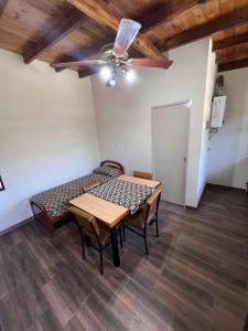 a room with a table and chairs and a ceiling fan at Hospedaje a 2 cuadras de la playa Mar de Cobo in Mar de Cobo
