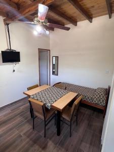 a room with a table and chairs and a bed at Hospedaje a 2 cuadras de la playa Mar de Cobo in Mar de Cobo