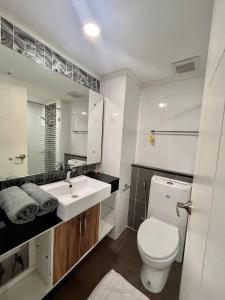 Ένα μπάνιο στο Centrally located cozy Studio