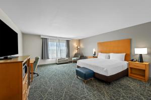 a hotel room with a bed and a flat screen tv at Hampton Inn Texarkana in Texarkana +32 photos