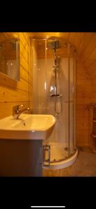 Ένα μπάνιο στο woodland lakes Riv pod