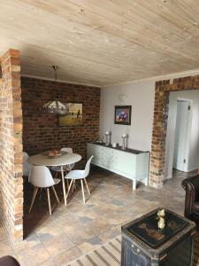 eine Küche und ein Esszimmer mit Tisch und Stühlen in der Unterkunft La Dolce Vita in Pearly Beach