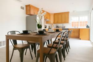 eine Küche mit einem Holztisch und Stühlen in der Unterkunft @ Marbella Lane - 4BR Alluring Home in Union City