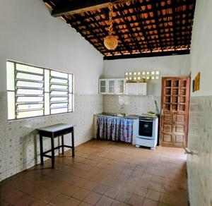 eine Küche mit einem Herd und einem Tisch darin in der Unterkunft Sítio Bela Vista in Maceió