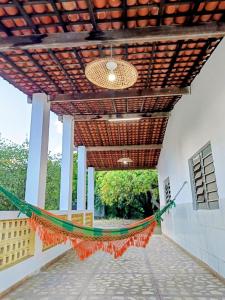 eine Hängematte, die von der Decke eines Gebäudes hängt in der Unterkunft Sítio Bela Vista in Maceió + 5 Fotos