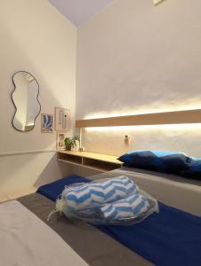une chambre avec un lit avec des oreillers bleus dans l'établissement La Via Living, à Sukobumi