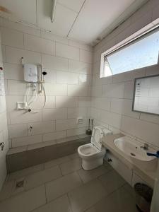 Ένα μπάνιο στο Indah Jaya Terrace 4 Bedrooms 7 pax