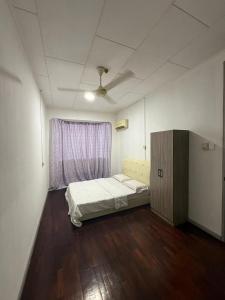 Ένα ή περισσότερα κρεβάτια σε δωμάτιο στο Indah Jaya Terrace 4 Bedrooms 7 pax