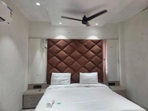 Ένα ή περισσότερα κρεβάτια σε δωμάτιο στο HOTEL O ROYAL MENOR