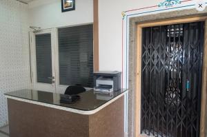 Una oficina con un escritorio y una puerta con una impresora. en HOTEL ARAWALI UDAIPUR CITY BEST couples friendly stay, en Udaipur
