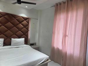 Ένα ή περισσότερα κρεβάτια σε δωμάτιο στο HOTEL O ROYAL MENOR