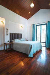 Schlafzimmer mit einem großen Bett und blauen Vorhängen in der Unterkunft Casa Julia in Huayllabamba + 103 Fotos