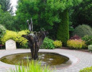 利特里姆The Corner house, Dromod的花园喷泉中的一棵树的雕像