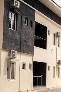 ein Gebäude mit zwei nebenstehenden Klimaanlagen in der Unterkunft Oystershell Apartments in Gbogije