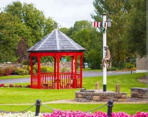 利特里姆The Corner house, Dromod的公园中央的一座红色凉亭 更多3张照片