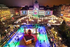 an overhead view of a christmas market in a city at night at Refugiul Urban in Craiova