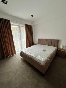 a bedroom with a bed and a large window at Casa Piattino in Kvasy