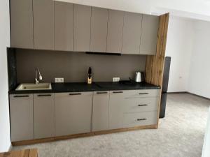 克瓦西Casa Piattino的带水槽和台面的厨房 更多17张照片