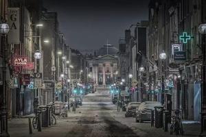 都柏林Dublin Central Spacious 2BR Apt in Temple Bar的夜间有汽车和街灯的城市街道