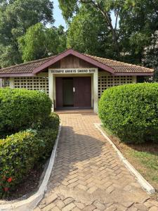 un bâtiment avec une allée en briques en face de celui-ci dans l'établissement Room in Stylish City Apartment, à Colindale