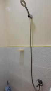 une douche dans une salle de bain avec de l'eau dans l'établissement Loreto's Inn, à Polomolok