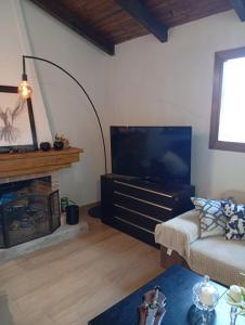 Μια τηλεόραση ή/και κέντρο ψυχαγωγίας στο Οικια ΑΓΙΟΥ ΧΑΡΑΛΑΜΠΟΥ