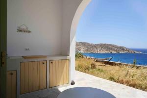Una cocina con vista al mar en The endless blue experience, en Ios Chora