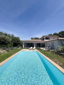 Πισίνα στο ή κοντά στο villa La Néoulaise