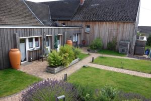 une arrière-cour d'une maison avec un jardin dans l'établissement Race & Rest Apartments, à Baar