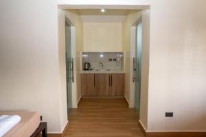 einen Flur, der zu einem Bad mit einem Waschbecken führt in der Unterkunft Agricio Farm and Resort  + 26 Fotos