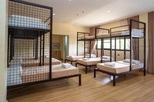 ein Zimmer mit vier Etagenbetten in der Unterkunft Agricio Farm and Resort 