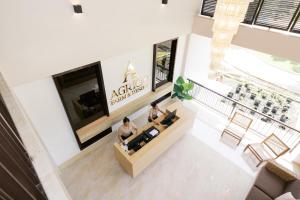 Draufsicht auf ein Restaurant mit zwei Männern, die auf einem Sofa sitzen in der Unterkunft Agricio Farm and Resort 