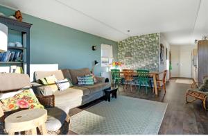 ein Wohnzimmer mit Sofa und Tisch in der Unterkunft Strandhuis `Meerzicht` in Lauwersoog