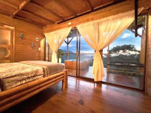 una camera con letto e una grande finestra con vasca di Finca El Fin del Afán - Vegara Cundinamarca a Vergara